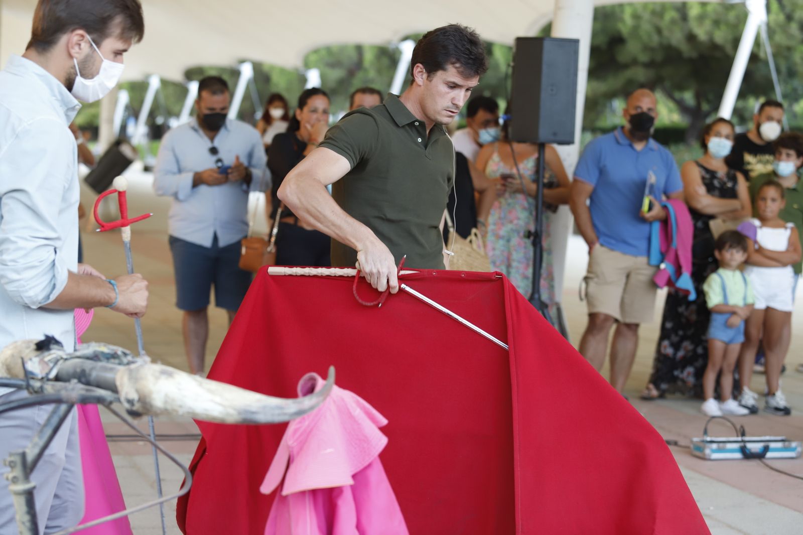 El diestro Daniel Luque lleva a cabo la 'Escuela de Toreo en las calles de Huelva'