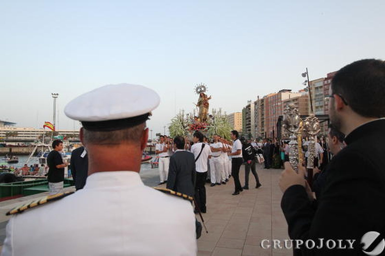 Imagen de la Virgen del Carmen al fondo en Algeciras.



Foto: Fran Montes