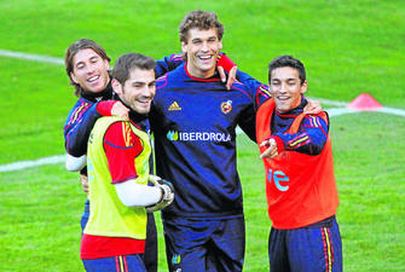 Sergio Ramos, Casillas, llorente y Jesús Navas demuestran el buen ambiente de la campeona hasta en los entrenamientos.