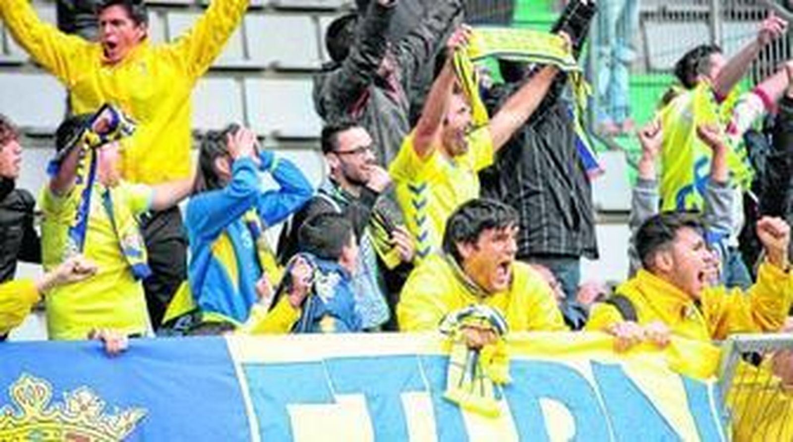 Los aficionados cadistas celebran uno de los tantos de su equipo en la zona de la grada que ocuparon en A Malata.