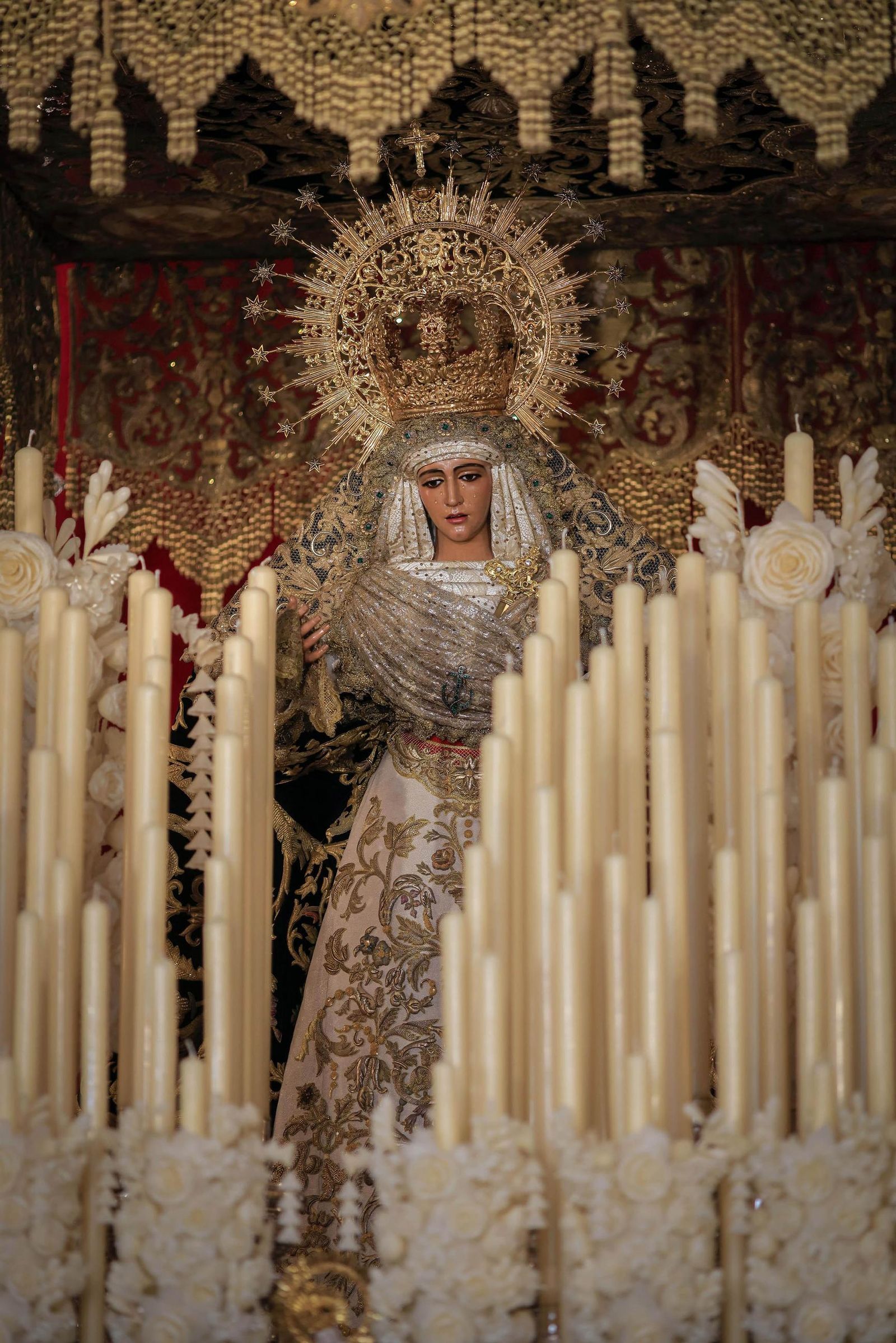 La Esperanza de Triana en su paso para la Magna de Sevilla, todas las imágenes