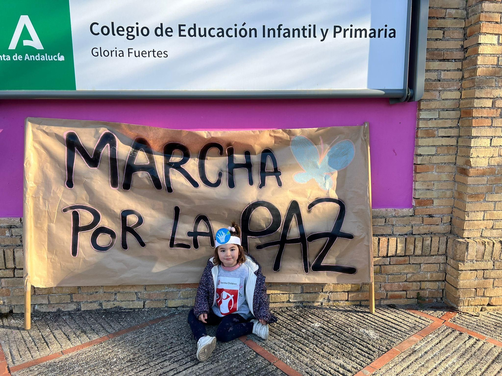 Una pequeña celebra el Día de la Paz en un colegio de Jerez. Una pequeña celebra el Día de la Paz en un colegio de Jerez.