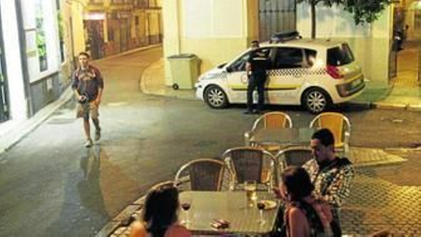 La Policía Local se personó en la noche del martes en la zona de la Alfalfa para evitar concentraciones.