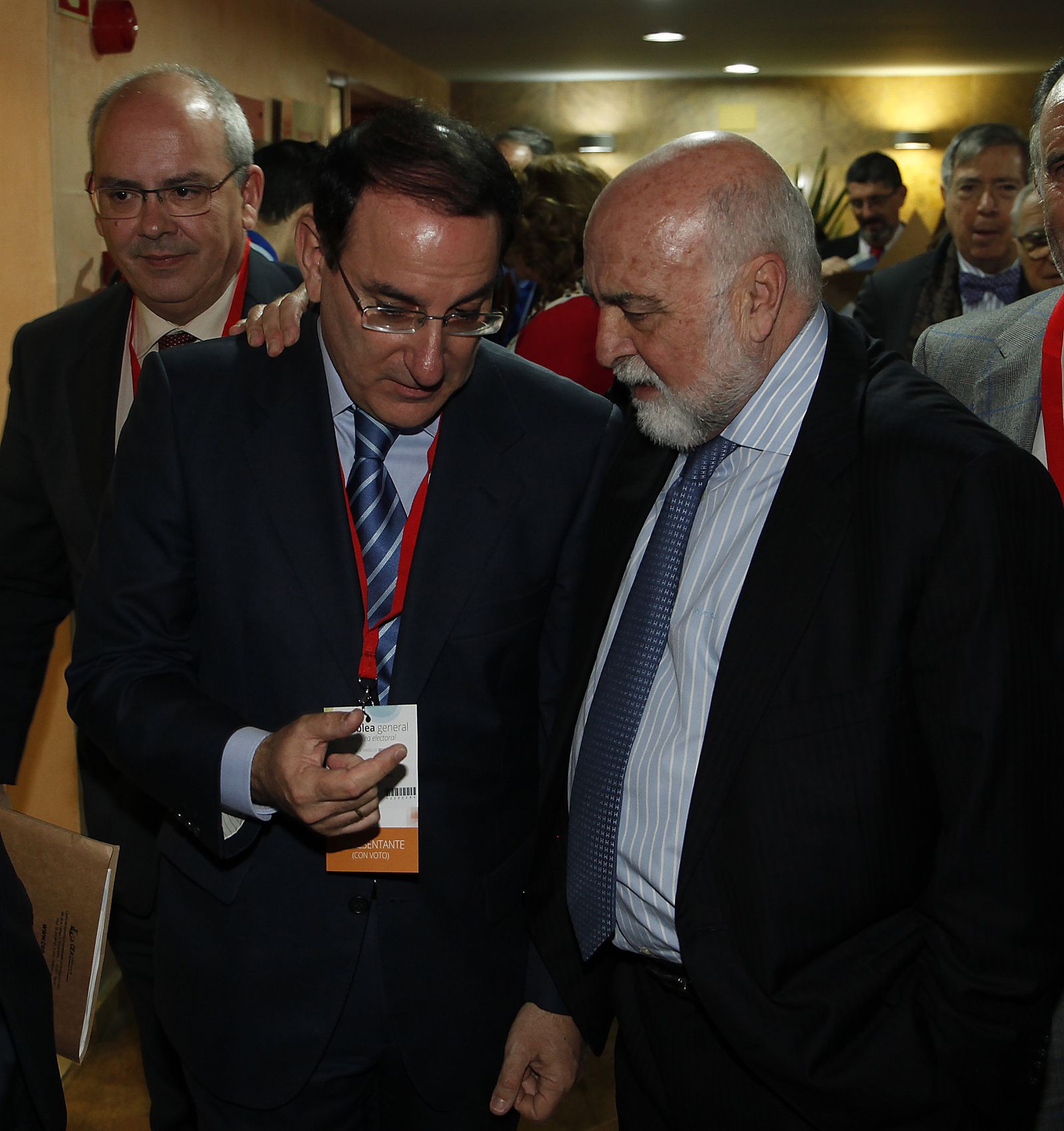Antonio Carrillo, a la derecha, con Javier González de Lara en la asamblea de la CEA del pasado jueves.