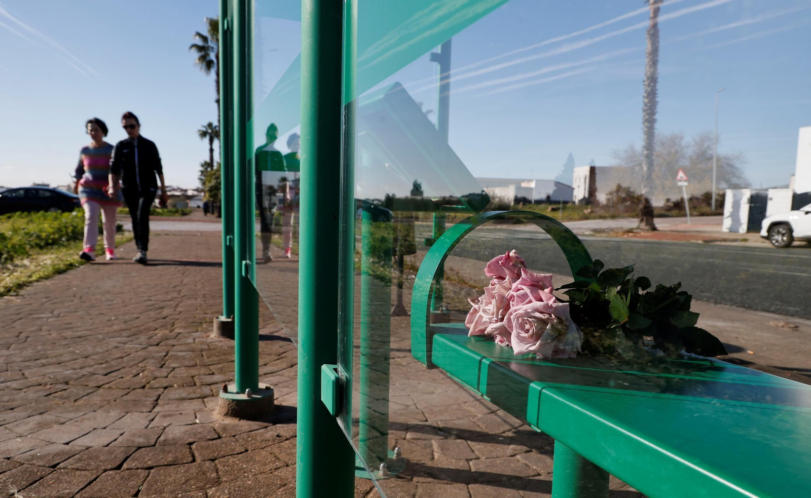 Ramo de flores en la parada del autobús frente al lugar en el que cayó desplomado Aarón.