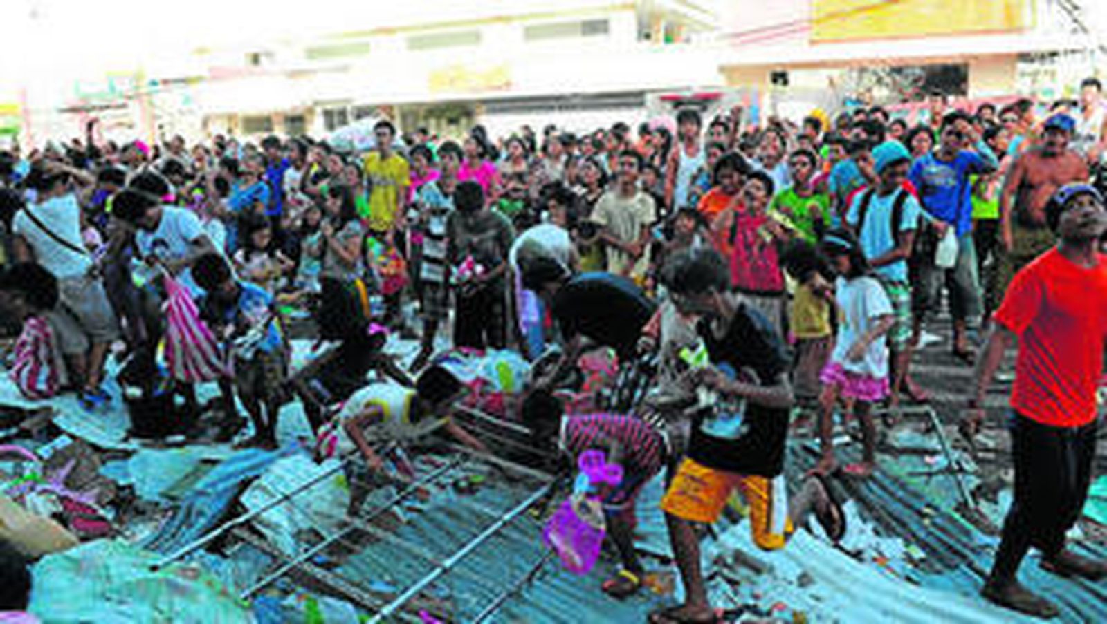 Residentes saquean un almacén en Guiuan, a 150 kilómetros de Tacloban.