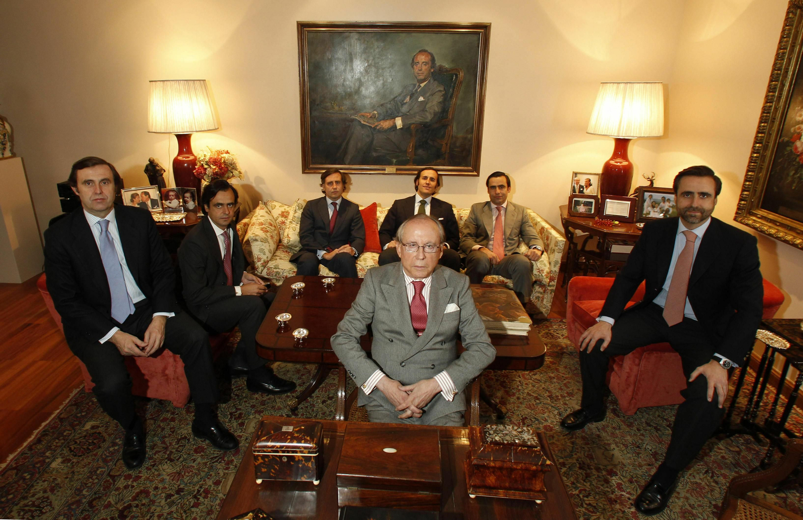 José María Ruiz-Mateos posa con sus seis hijos varones.