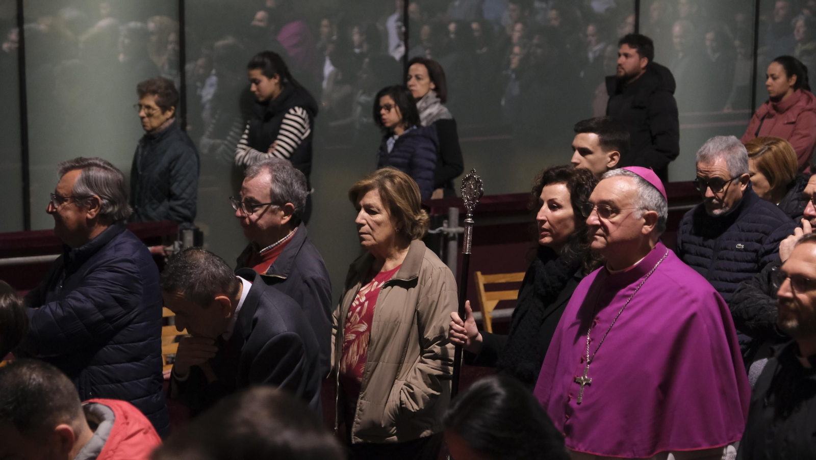 Procesión del Vía Crucis-Cristo de la Escucha en Almería, en imágenes