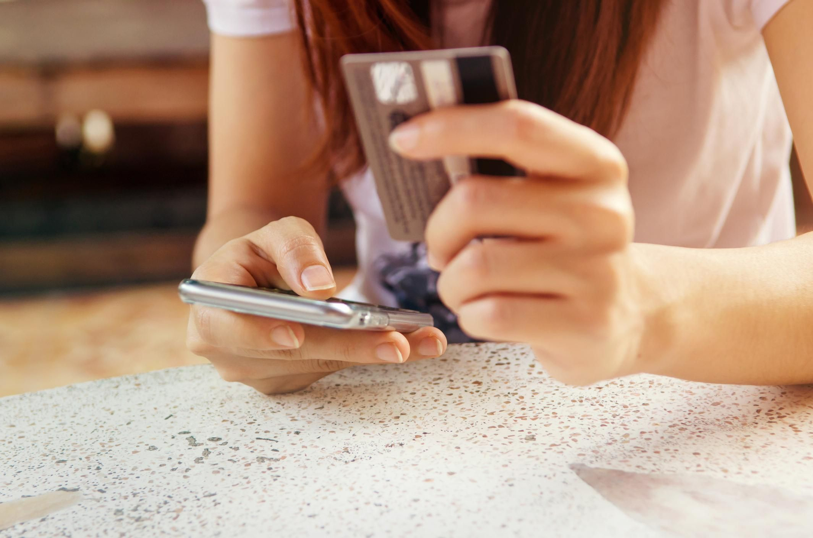 Una joven compra a través de su teléfono móvil.