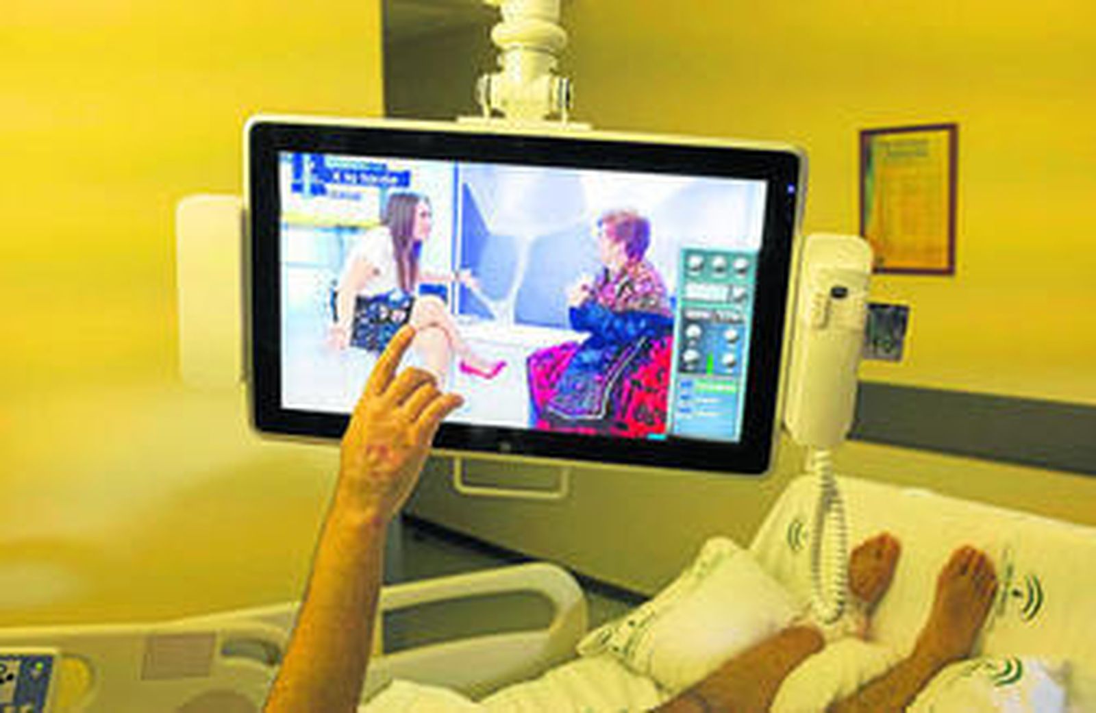 El nuevo sistema de televisión, motivo de discordia, en una habitación del Hospital Virgen del Rocío.