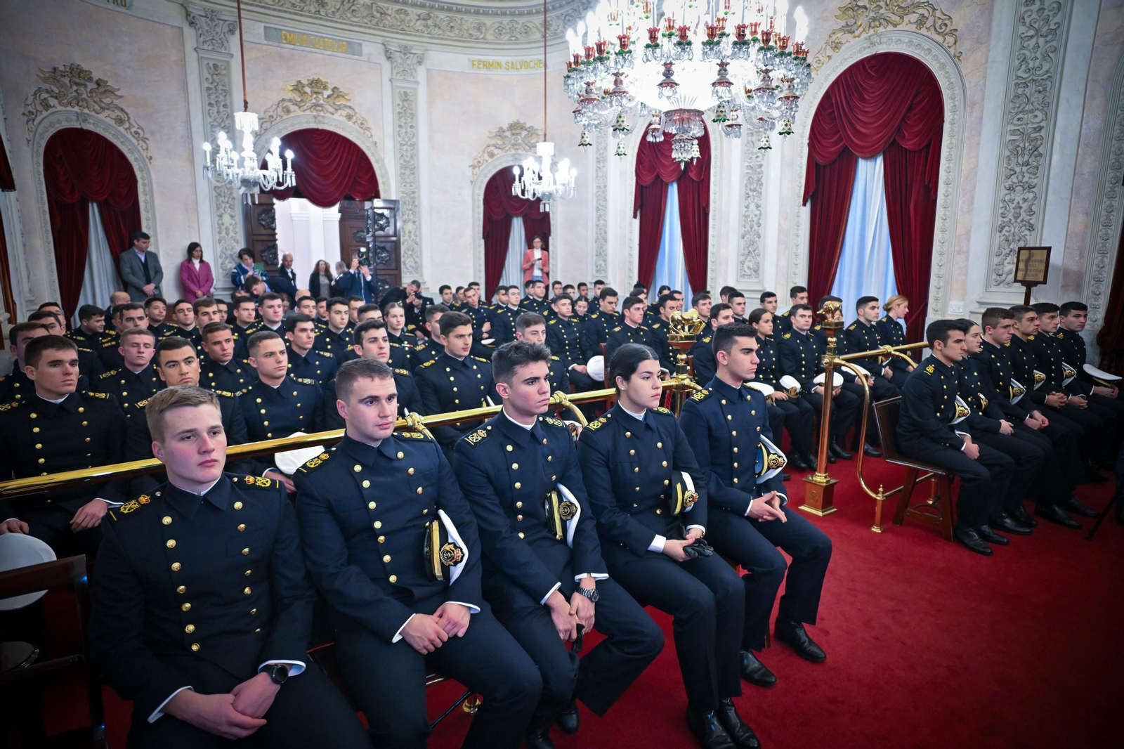 Las imágenes del recibimiento a los guardiamarinas del Elcano en el Ayuntamiento de Cádiz, con la Princesa Leonor