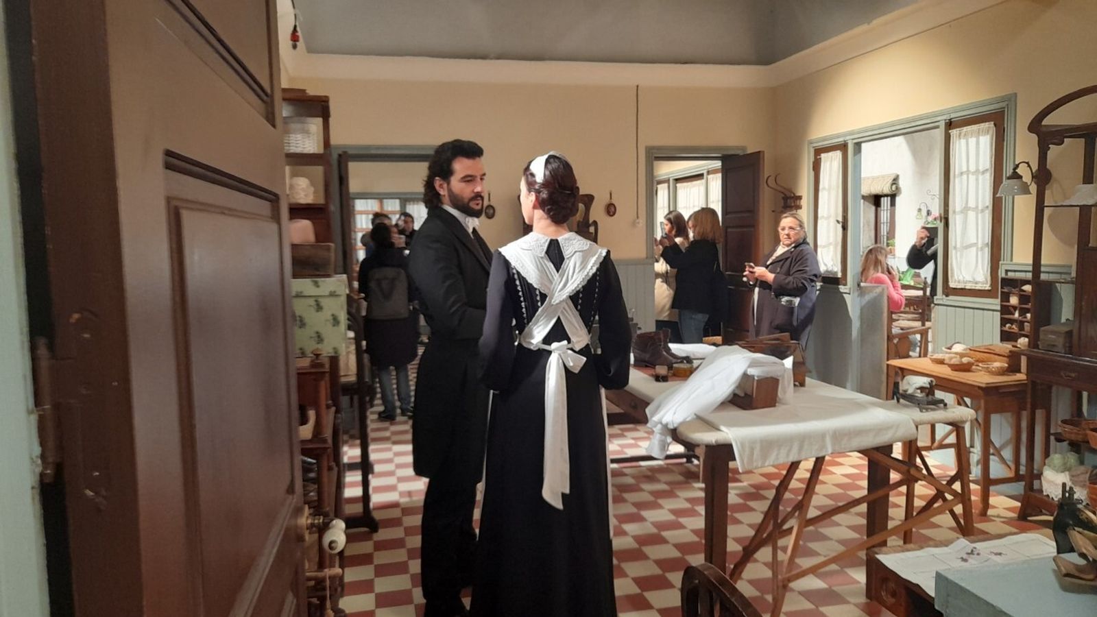 El actor Antonio Velázquez con una de las compañeras en pleno rodaje de un capítulo de 'La Promesa'