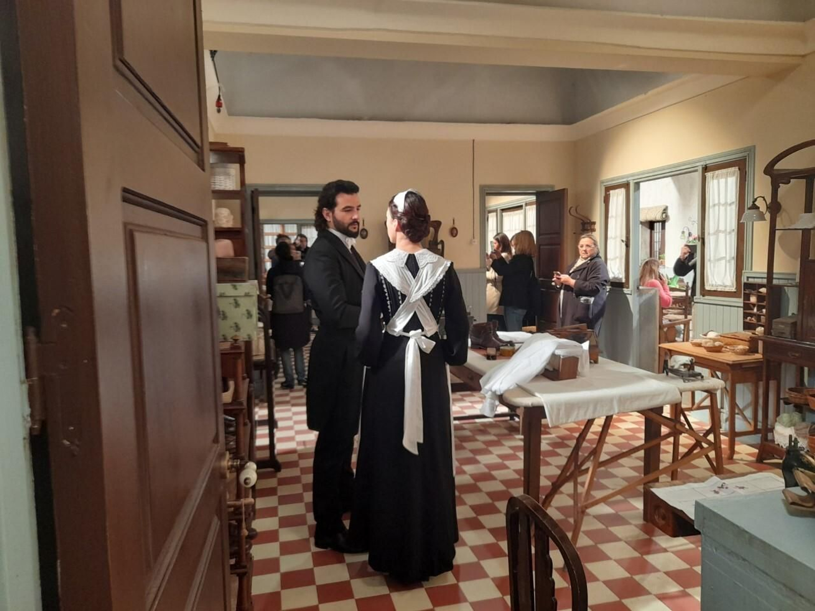 El actor Antonio Velázquez con una de las compañeras en pleno rodaje de un capítulo de 'La Promesa'