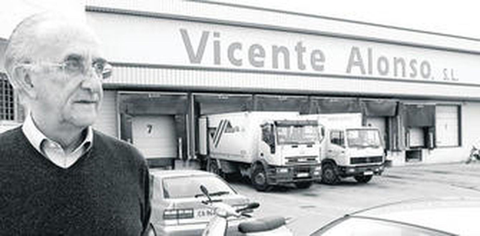 Vicente Alonso González posa delante de una de sus naves en un reportaje publicado por este medio en el año 2003.