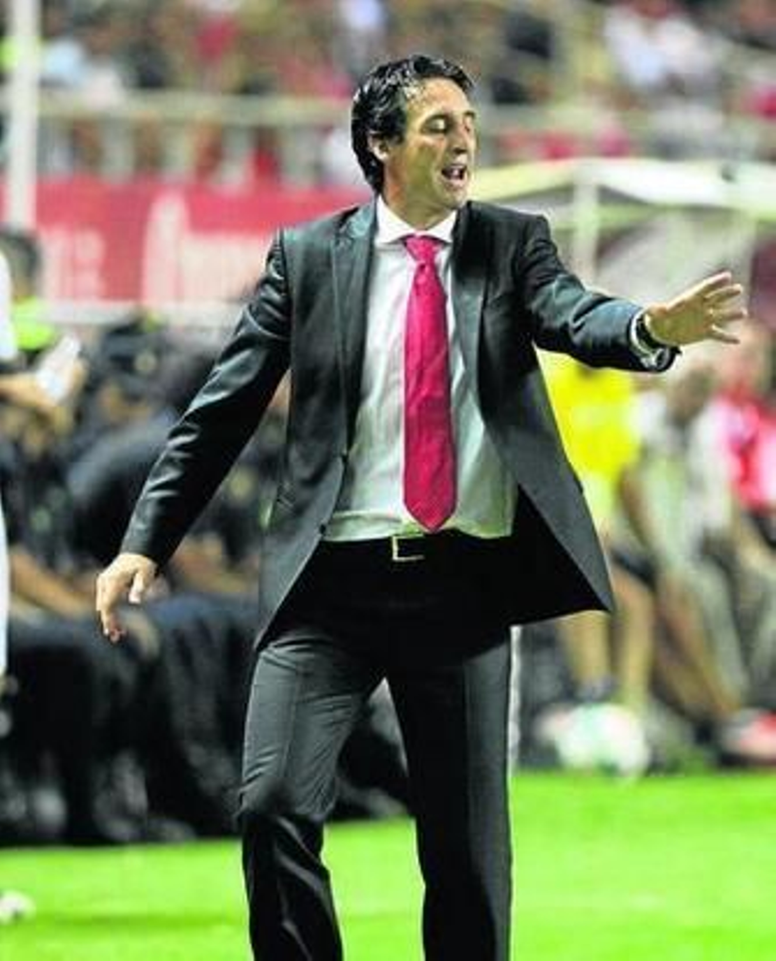 Emery da instrucciones a sus jugadores durante el partido.