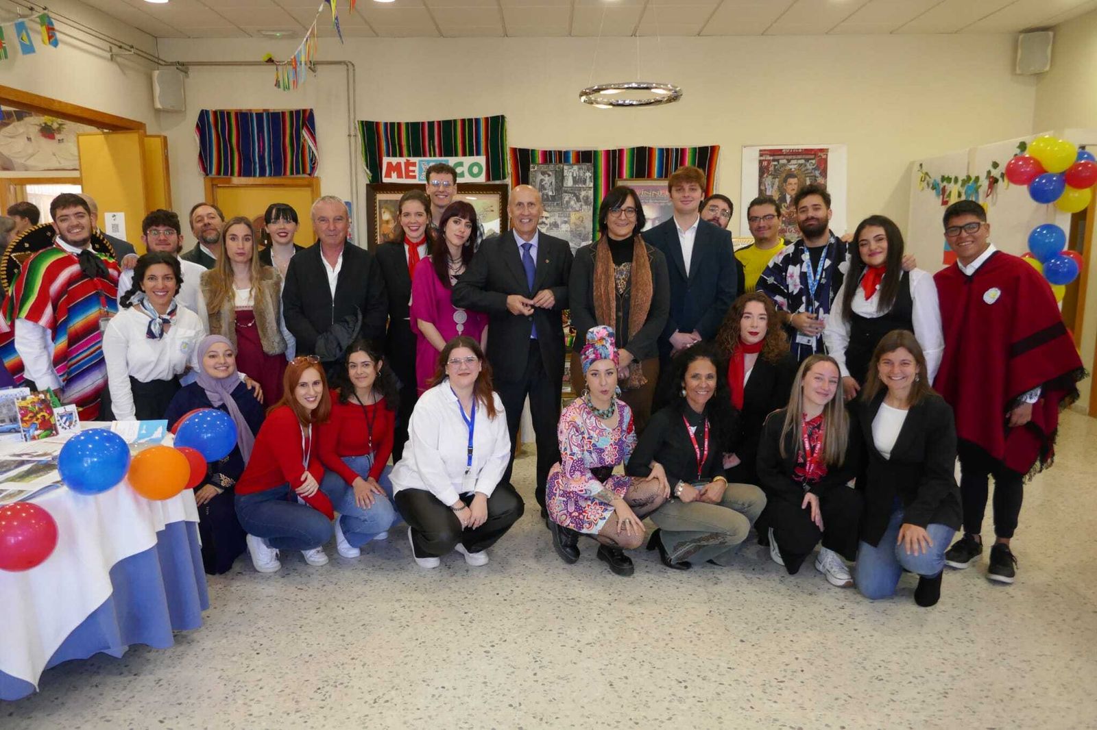 Imagen de la visita de la delegada de la Junta a la feria de los escolares