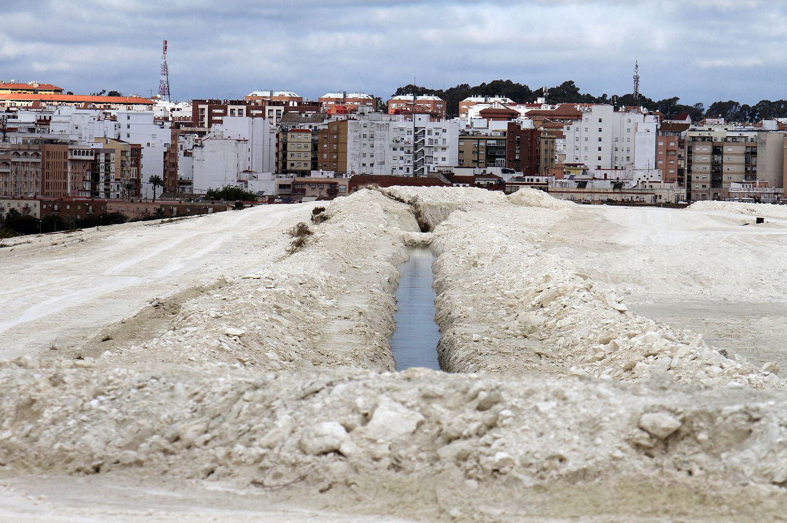 Balsas de fosfoyesos con el casco urbano de la capital onubense.