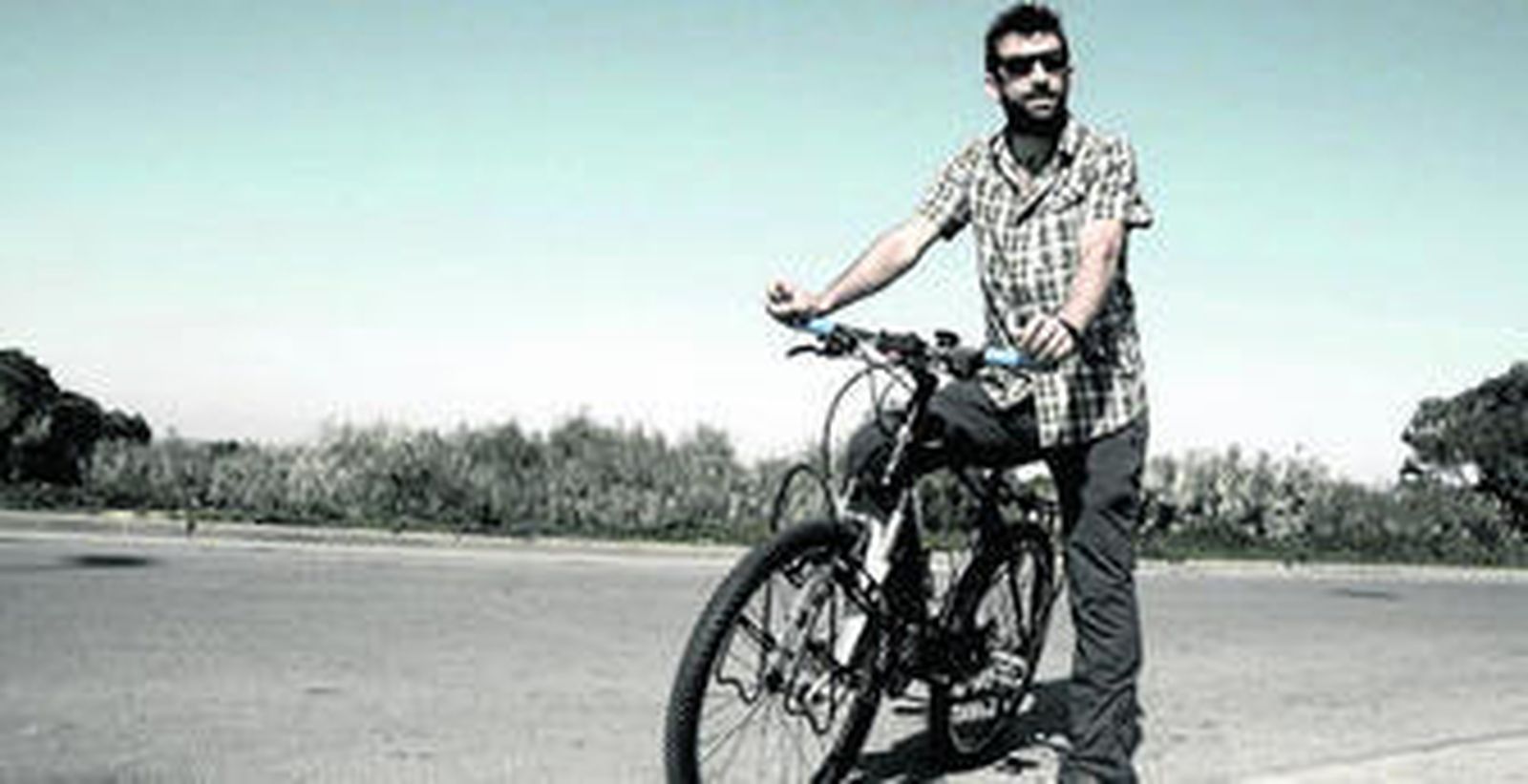 Carlos Jiménez es un joven de 29 años licenciado en Ciencias Ambientales con formación también en agroecología, soberanía alimentaria y cooperación al desarrollo.