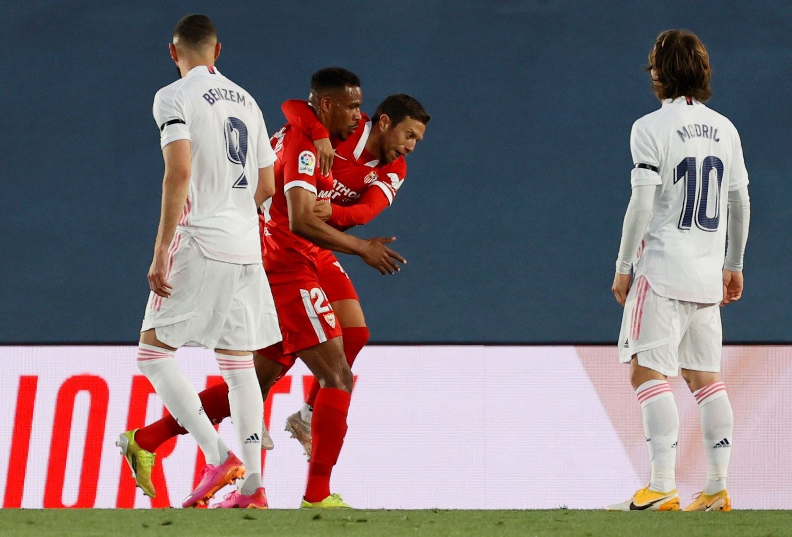 Papu Gómez celebra con Fernando el 0-1.