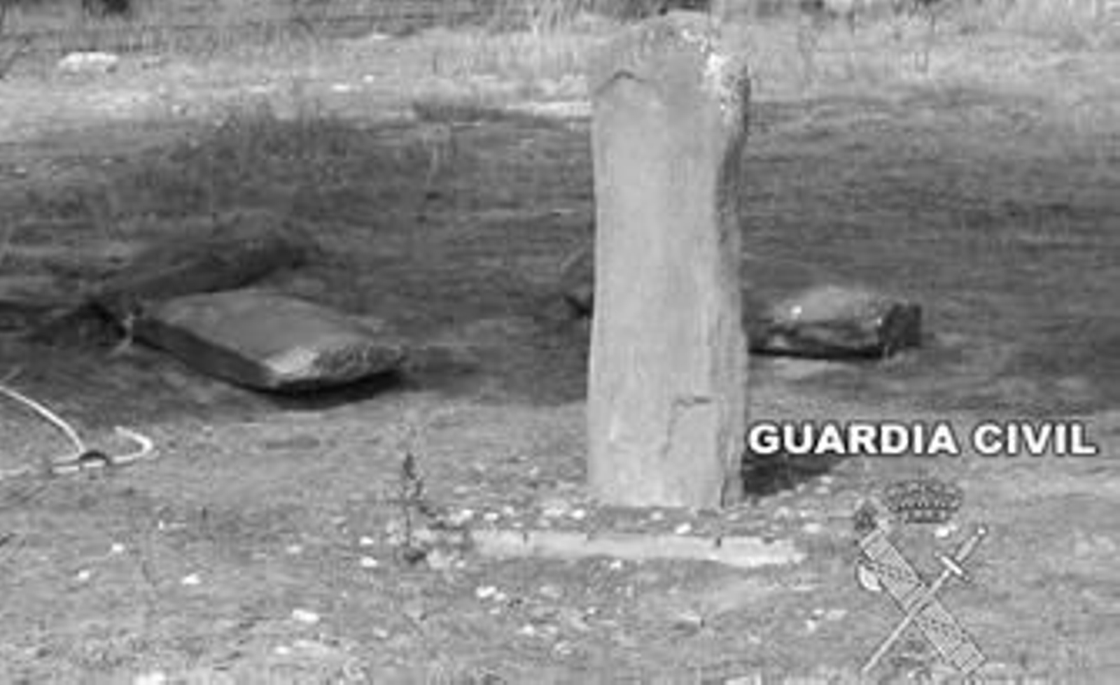 Menhir colocado en la parcela junto al resto de piezas.