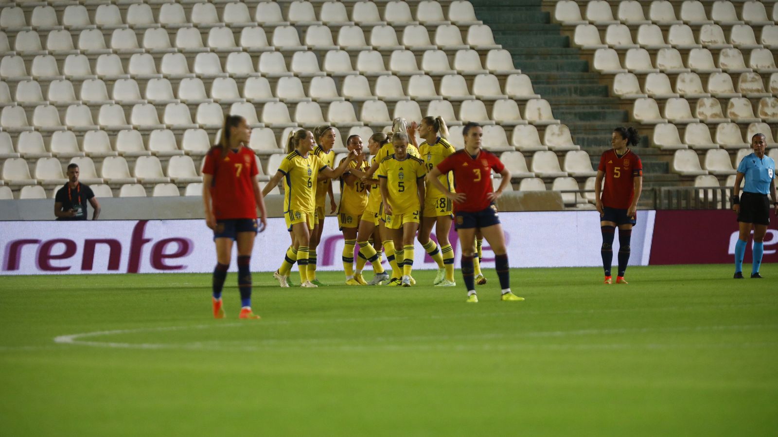 Las jugadoras suecas celebran su gol en Córdoba.