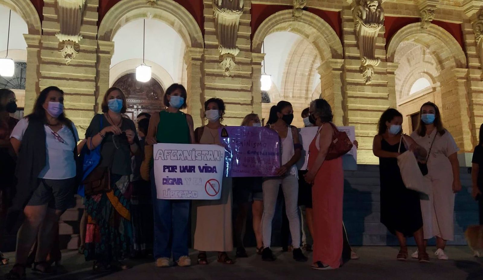 Concentración por los derechos humanos en Afganistán en el atrio del Ayuntamiento de San Fernando