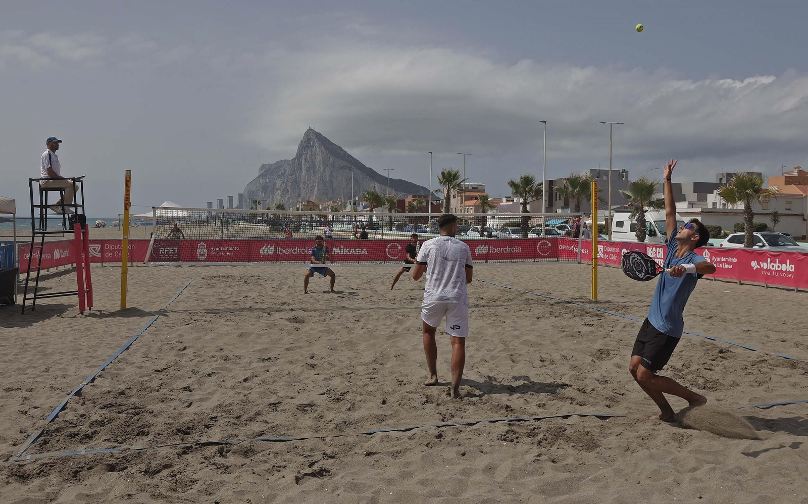Un partido de tenis-playa en Levante, en La Línea.