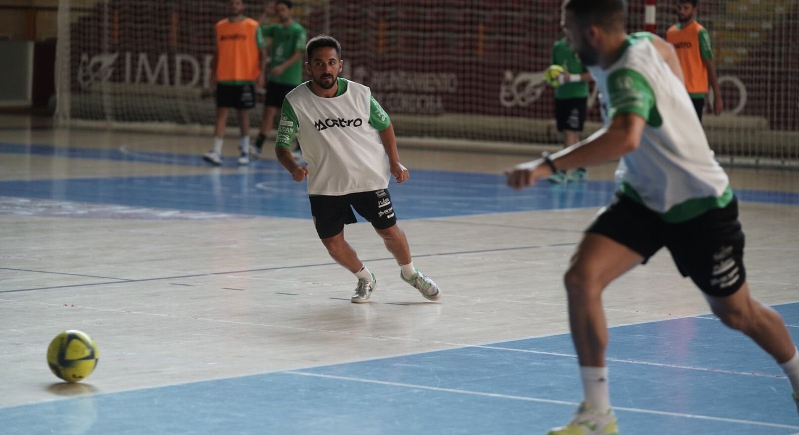 Jesulito recibe un pase de Alberto Saura en un entrenamiento del Córdoba Futsal.