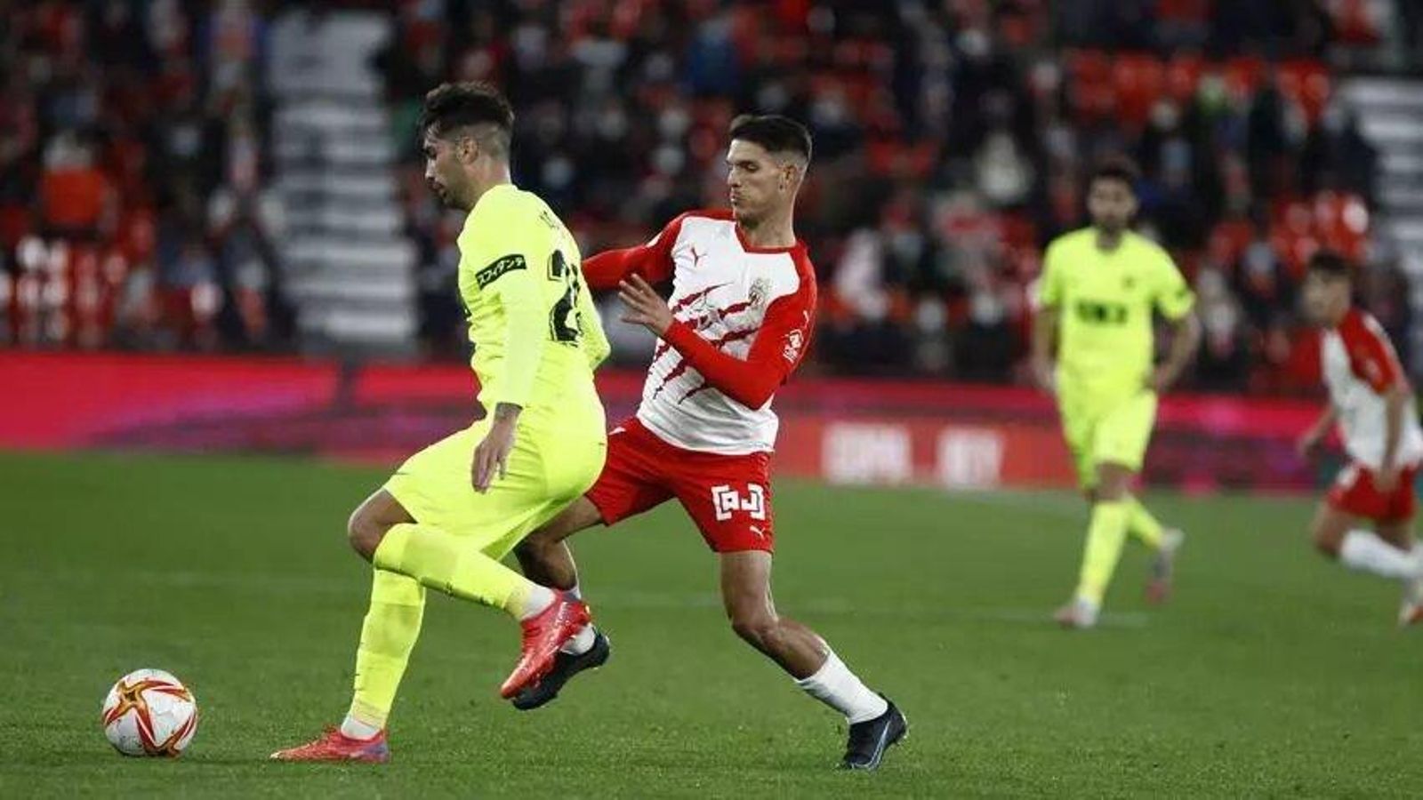 Gilbert presiona al entonces franjiverde Josema durante la última eliminatoria copera disputada en tierras almerienses.