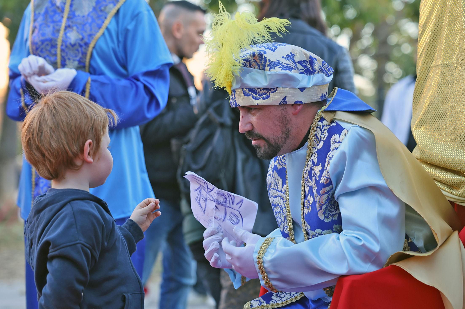 Imágenes del paje Real de SSMM los Reyes Magos recogiendo las cartas de los niños y niñas de Huelva en la plaza Houston