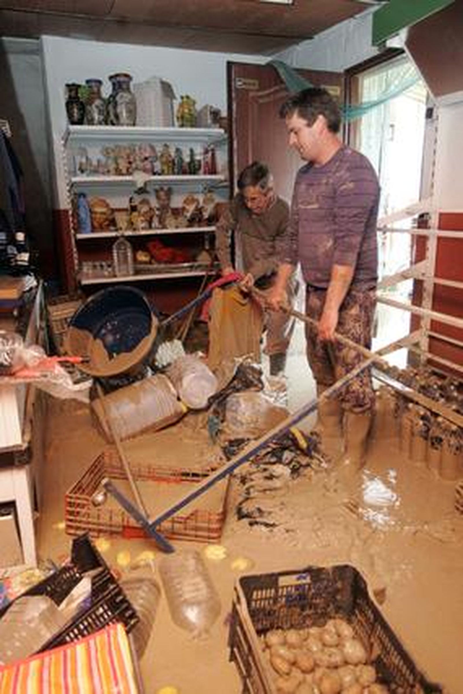 Los afectados por las inundaciones realizan trabajos de limpieza de agua y lodo acumulado.

Foto: Óscar Barrionuevo