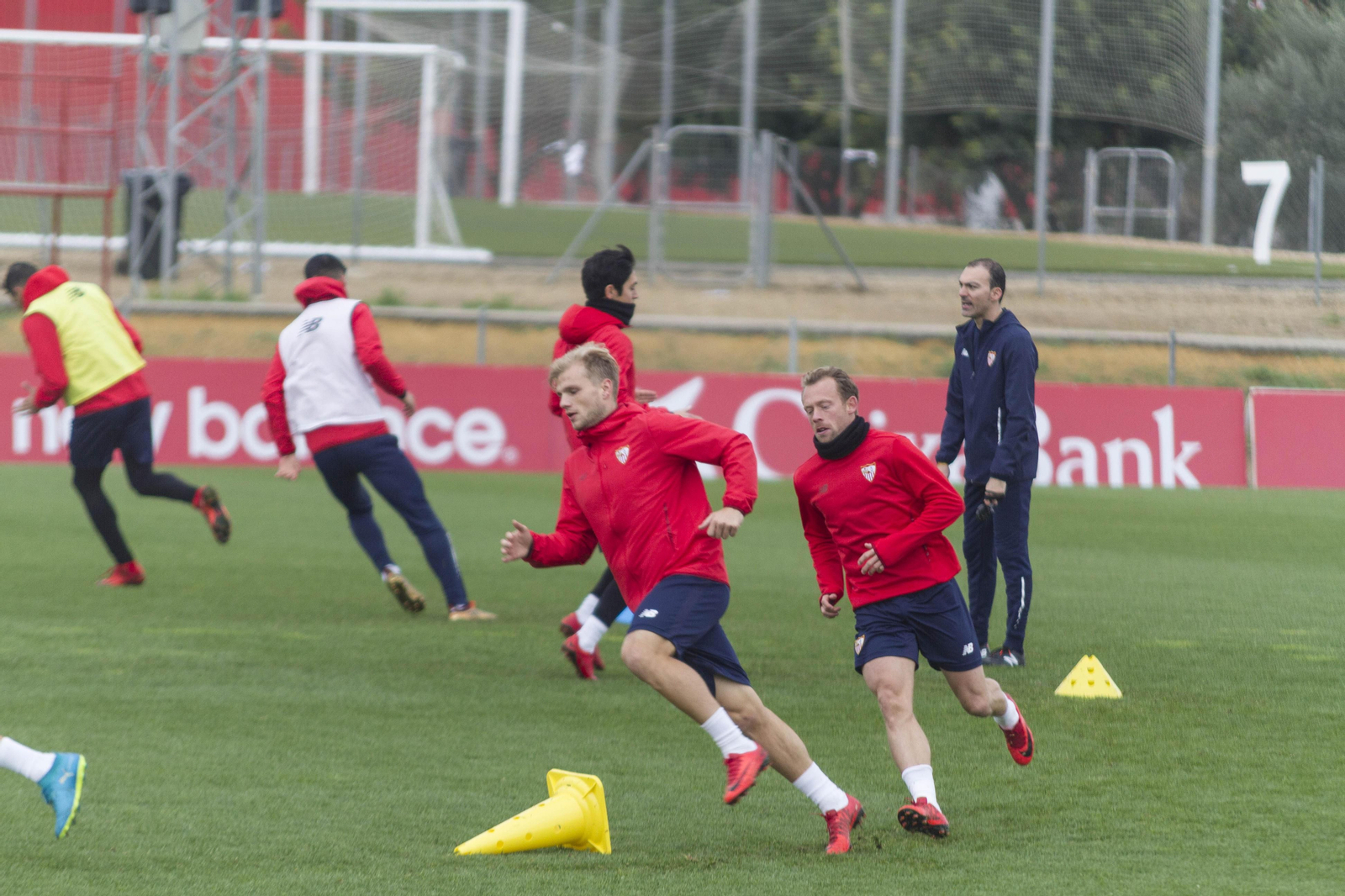 Geis realiza un ejercicio de carrera ante Krohn-Dehli en el entrenamiento.