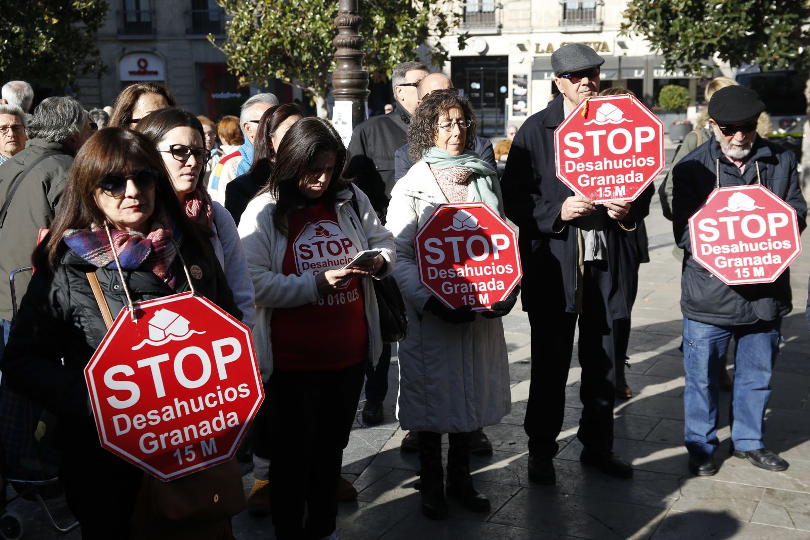 La plataforma Stop Desahucios protestando por el caso de una familia de Gabias.
