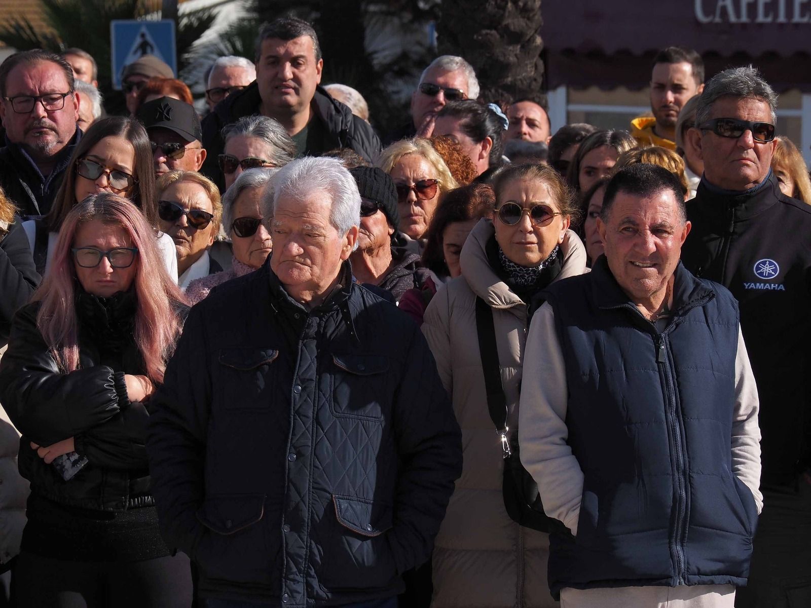 Las imágenes de la concentración silenciosa en Punta Umbría por los cinco fallecidos en el accidente de Adamuz