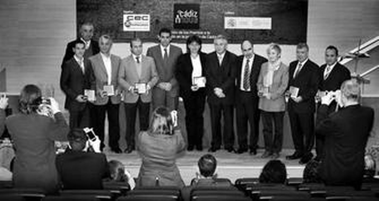 Todos los galardonados, ayer en la sede de la CEC junto a su presidente, Miguel González Saucedo, y el director general de Industria, Jesús Candil.