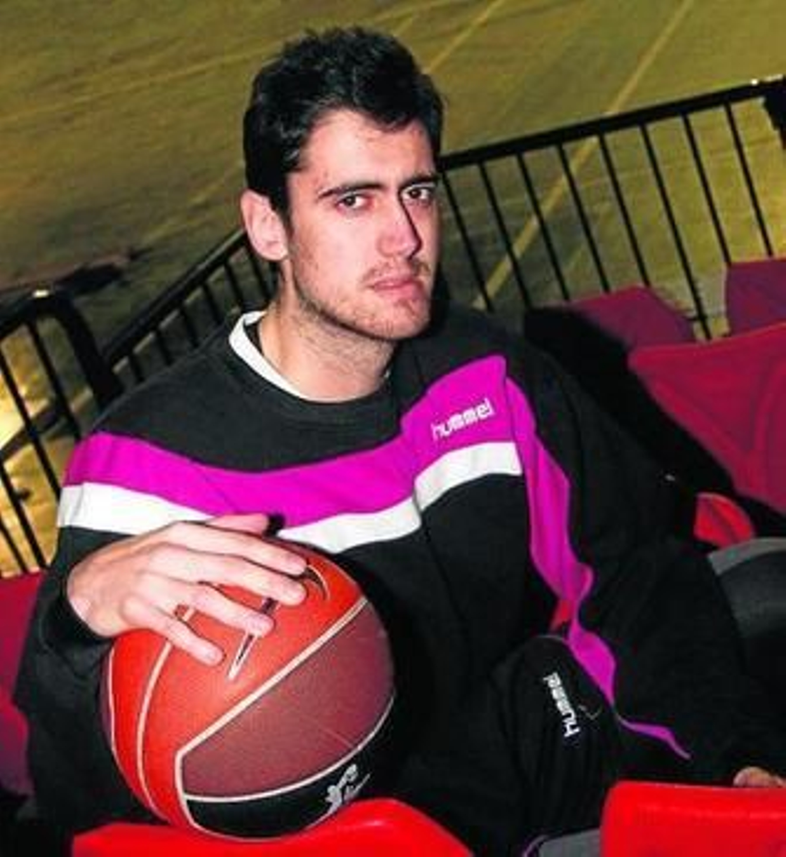 Sastre posa en las gradas del pabellón San Pablo.