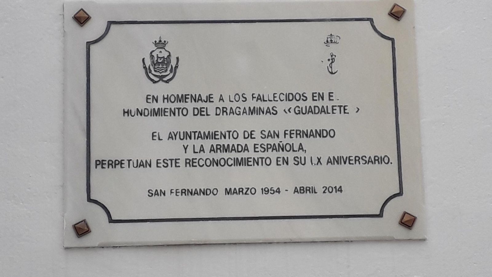 Placa inaugurada en el cementerio de San Fernando hace diez años en recuerdo del dragaminas 'Guadalete'.. Placa inaugurada en el cementerio de San Fernando hace diez años en recuerdo del dragaminas 'Guadalete'..