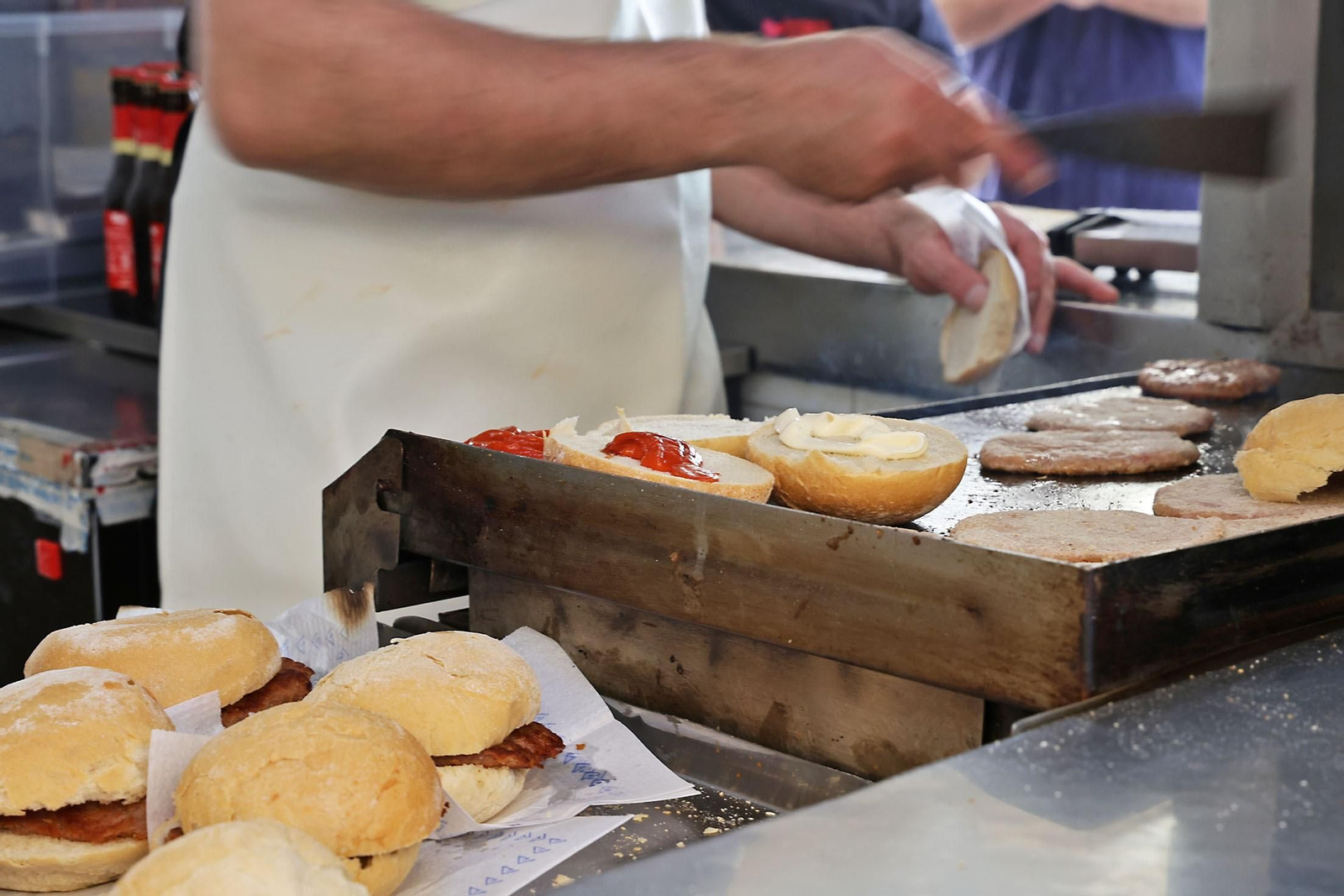 Las hamburguesas de la Plaza de las Monjas: imágenes de un manjar que sigue enamorando tras 60 años en Huelva