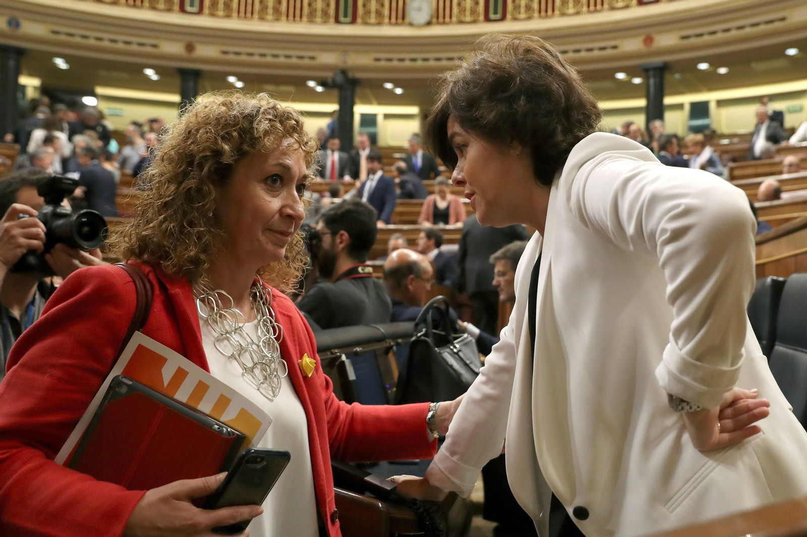 Sáez de Santamaría conversa con la diputada de ERC Ester Capella.