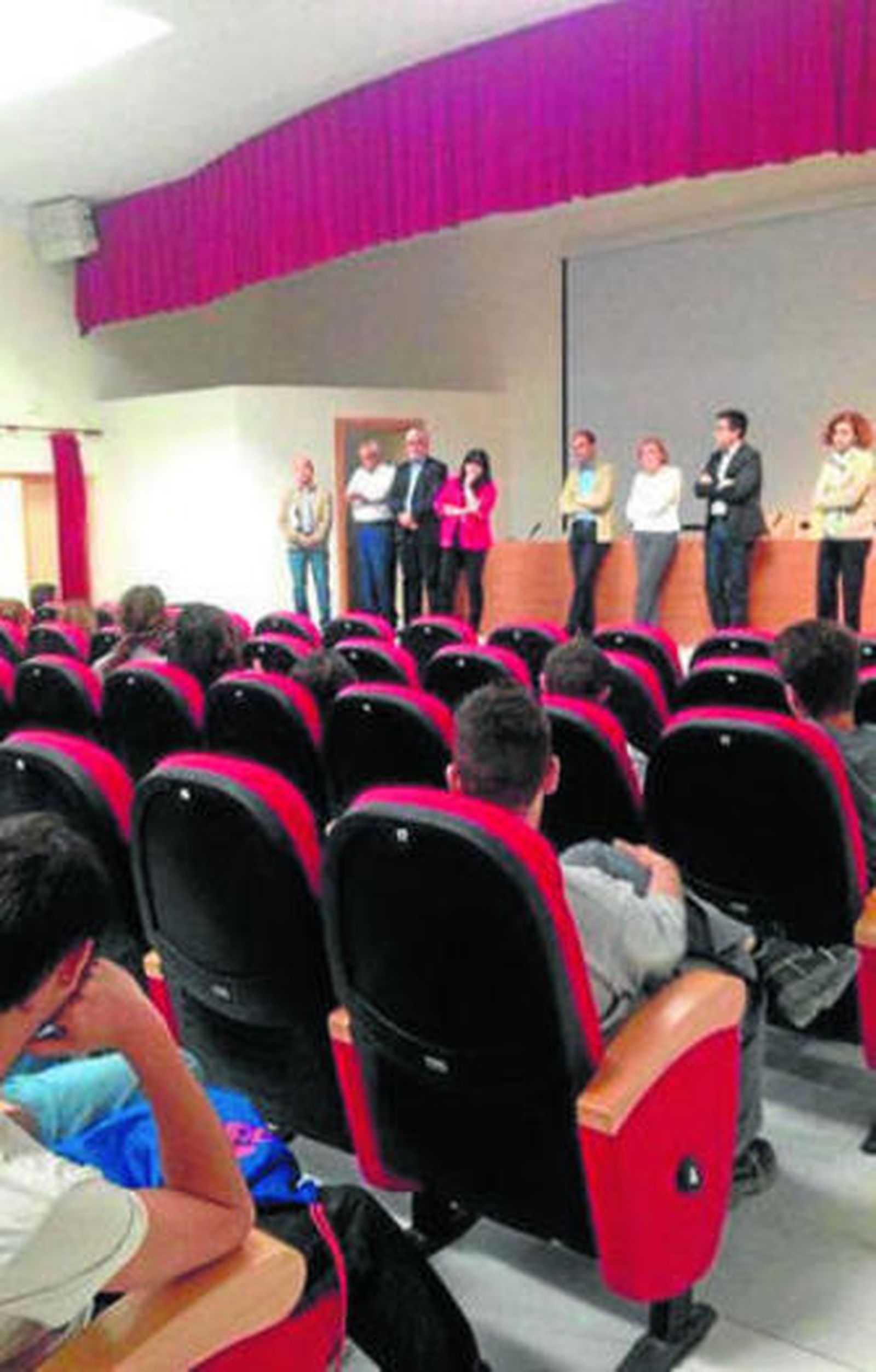 Reunión entre la delegada de Educación con los trabajadores en la que no faltaron pancartas reivindicativas.