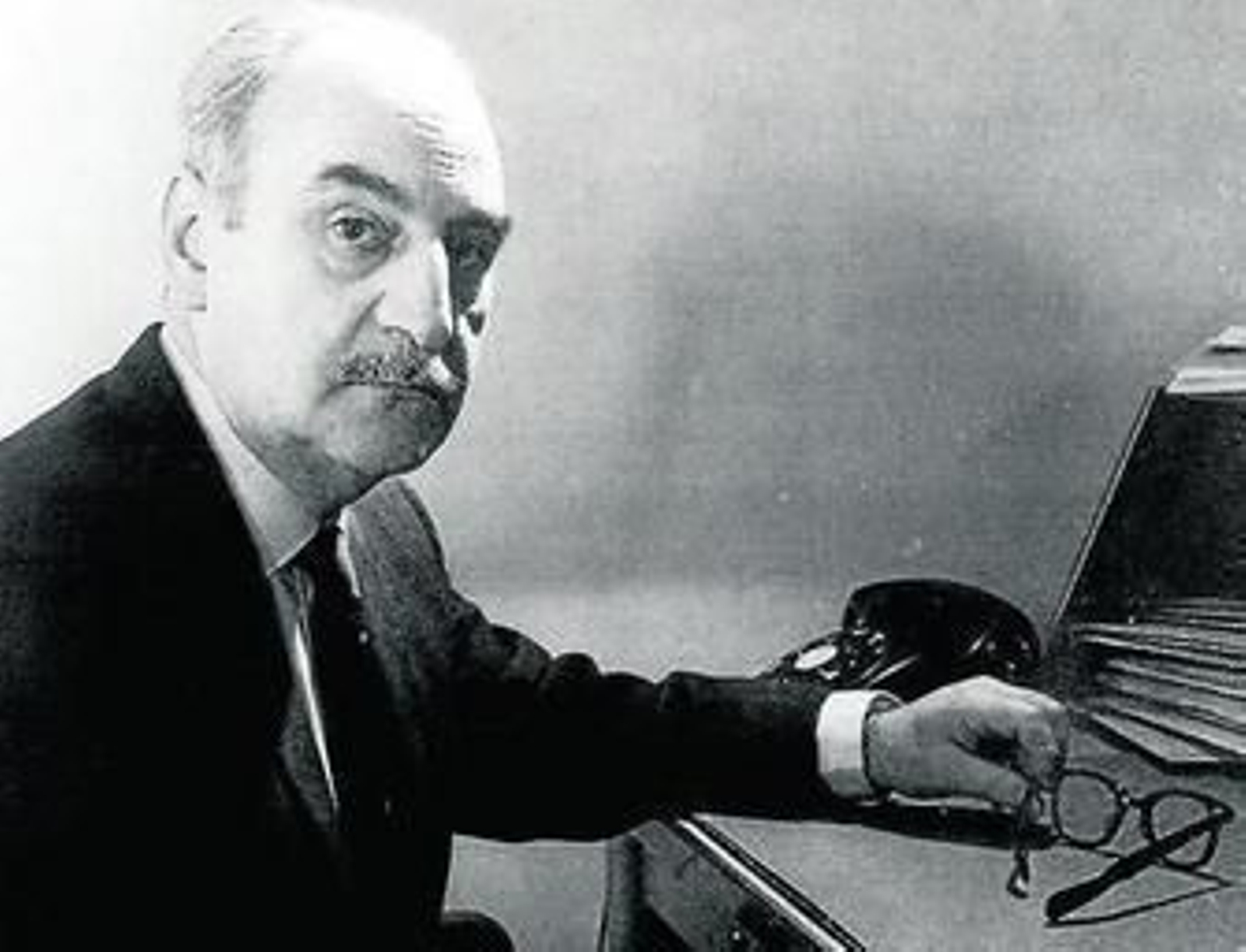 Francisco Ayala ante su escritorio de trabajo.