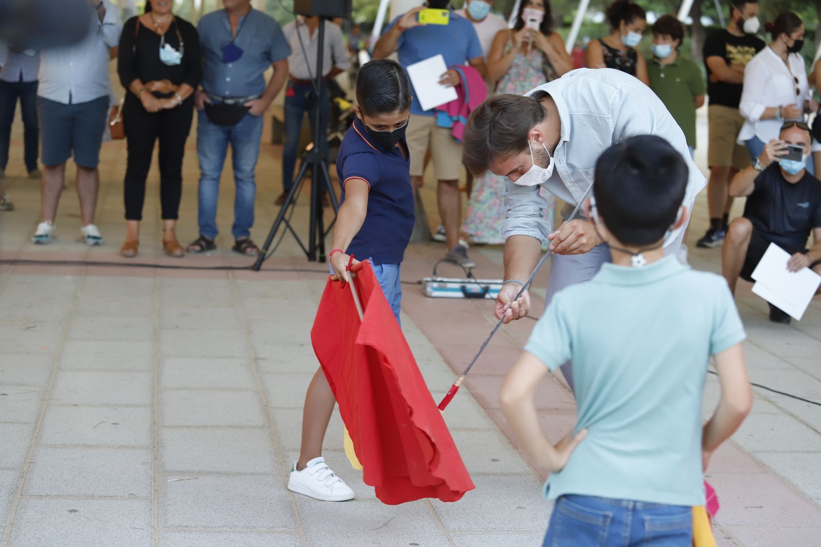 El diestro Daniel Luque lleva a cabo la 'Escuela de Toreo en las calles de Huelva'