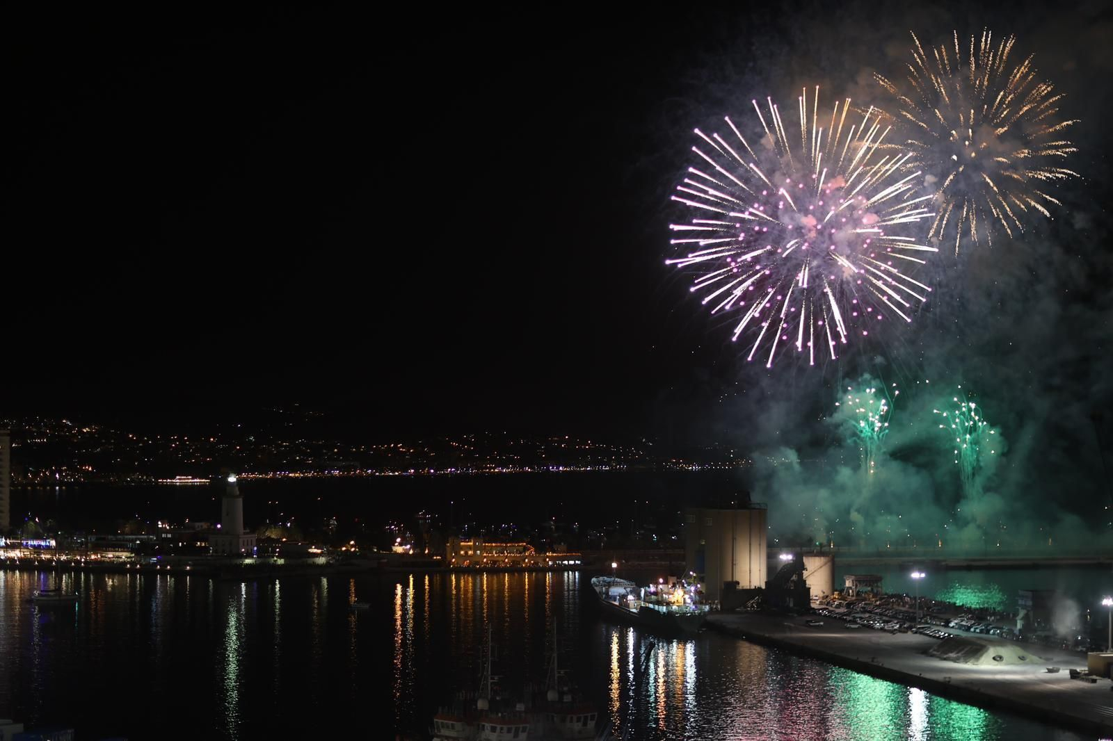Málaga inaugura su Feria de agosto con el espectáculo de fuegos artificiales