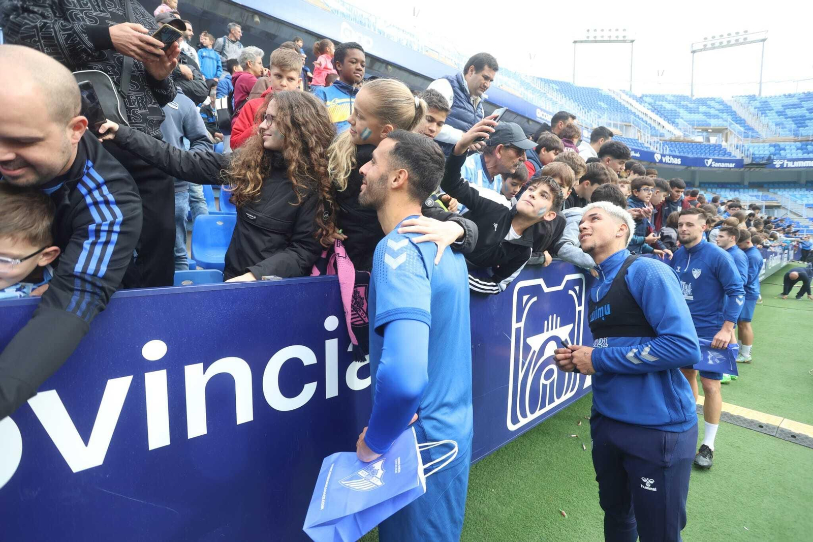 Miles de malaguistas apoyan al equipo en la víspera de Reyes