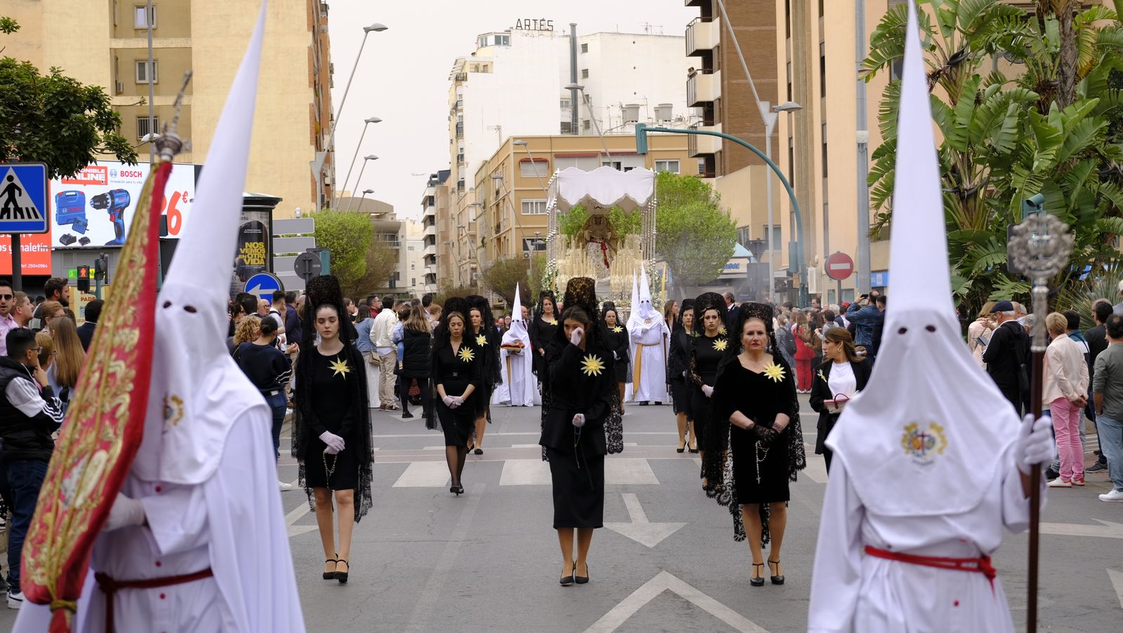 La Borriquita procesiona por las calles de Almería, en imágenes