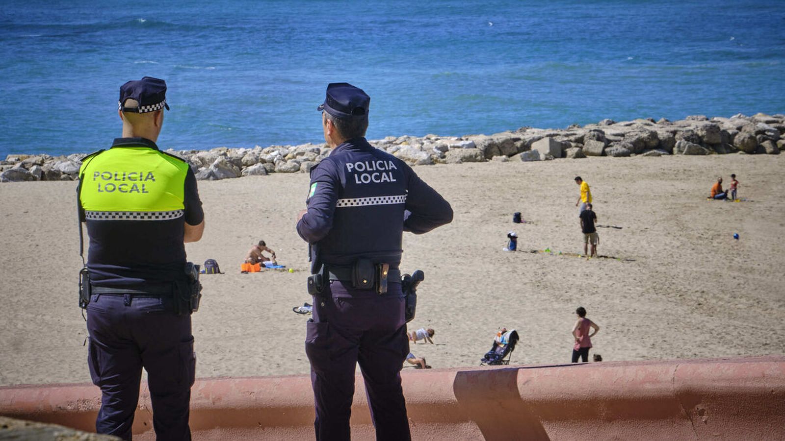 Una imagen de archivo de la Policía Local vigilando las playas, una imagen que no se ha visto de momento este verano.