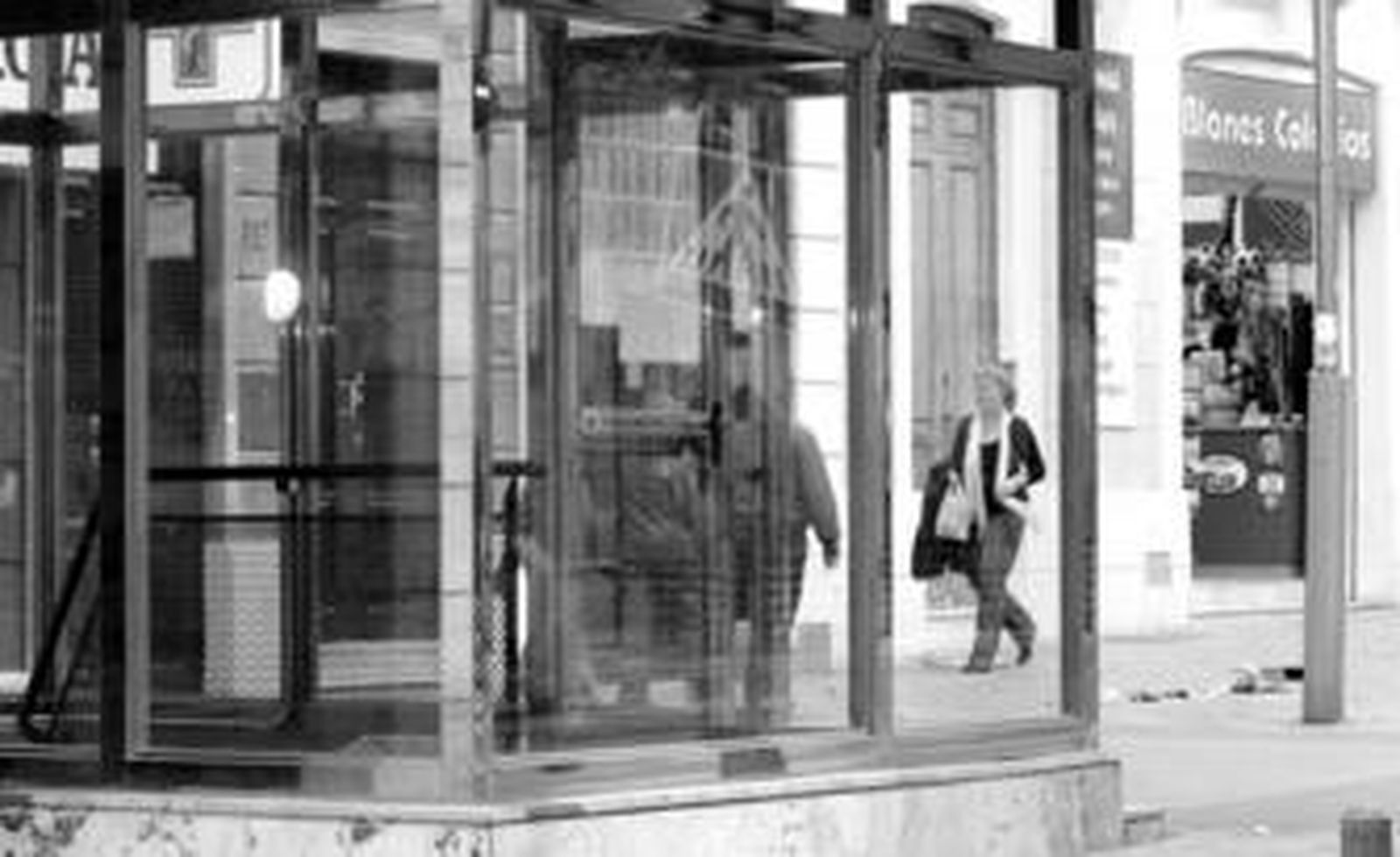 Uno de los accesos al parking está junto a uno de los establecimientos de Deportes Blanes.