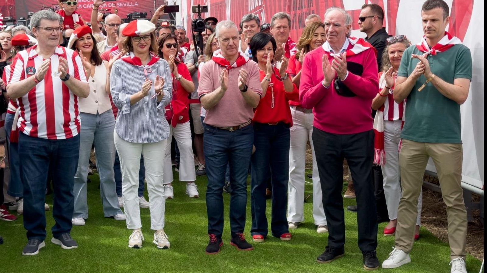 Urkullu, en el centro, este sábado en Sevilla.