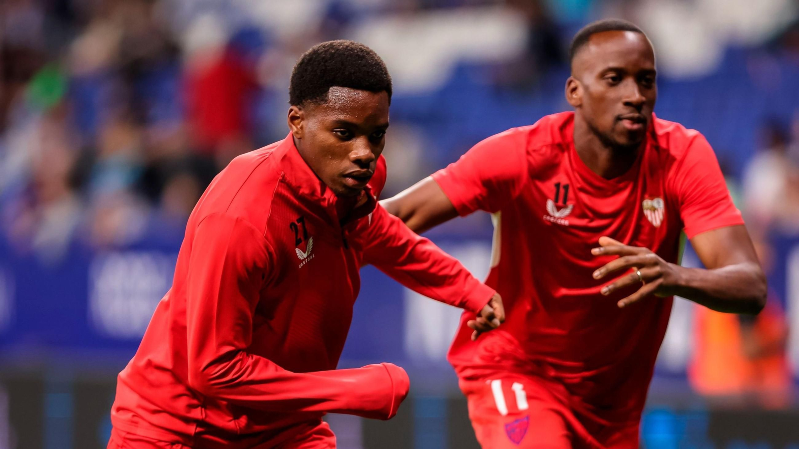 Idumbo y Lukebakio calientan antes del encuentro entre el Sevilla y el Espanyol