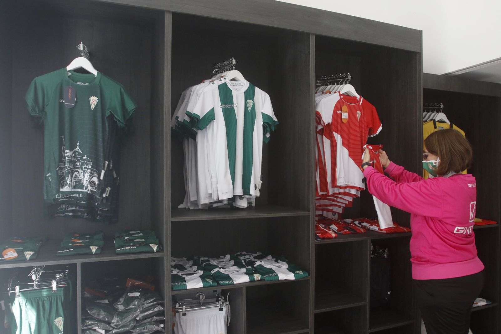 Las imágenes de la tienda oficial del Córdoba CF en el centro